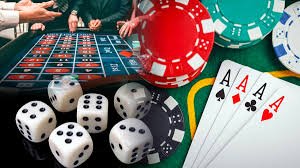 Demonstrasi fase taruhan dan showdown dalam permainan Domino QQ